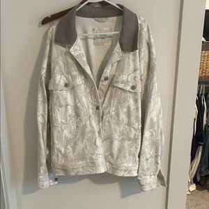 Hollister Women's Utility Jacket in Cream and Gray